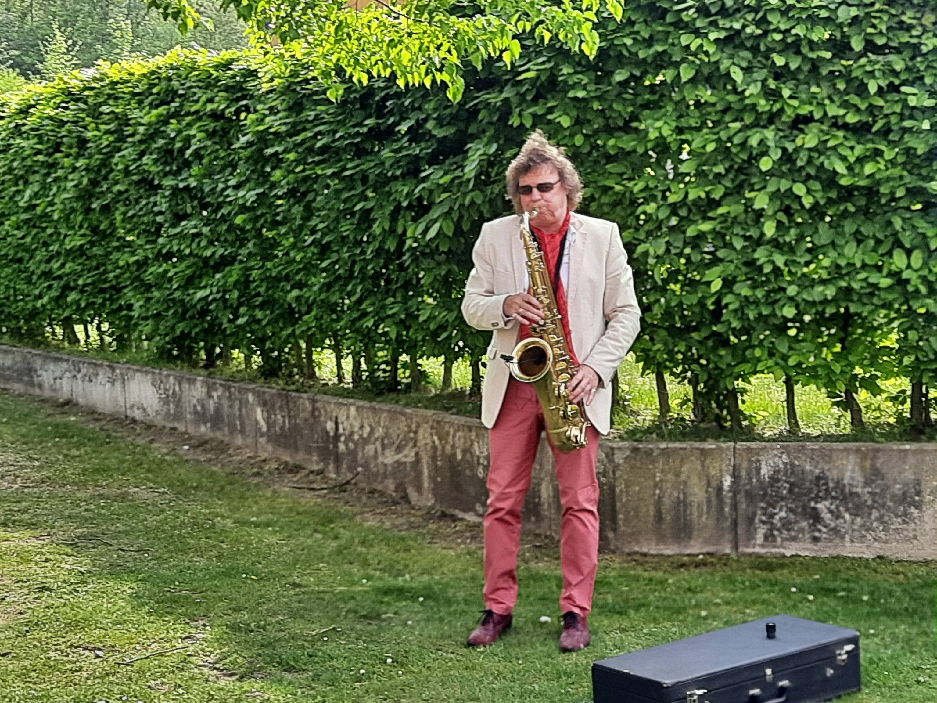 Voll in seinem Element: Musiker Ricky Kunze trat in den Essener Paulinum-Einrichtungen „In Haarzopf“ und „An der Wickenburg“ auf.