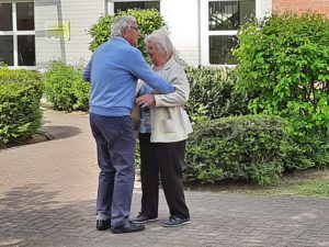 Willkommene Abwechslung in Zeiten der Isolation: Das Ehepaar Friedhelm und Helga Schmidt tanzten ausgelassen im Innenhof der Anlage „An der Wickenburg“.