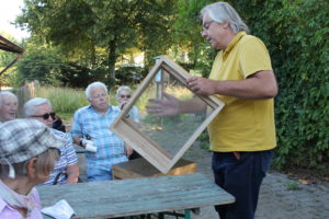 Imker Andreas Glienke (r.) erklärte den interessierten Besuchern viel Wissenswertes über Bienen und seine Arbeit als Imker.