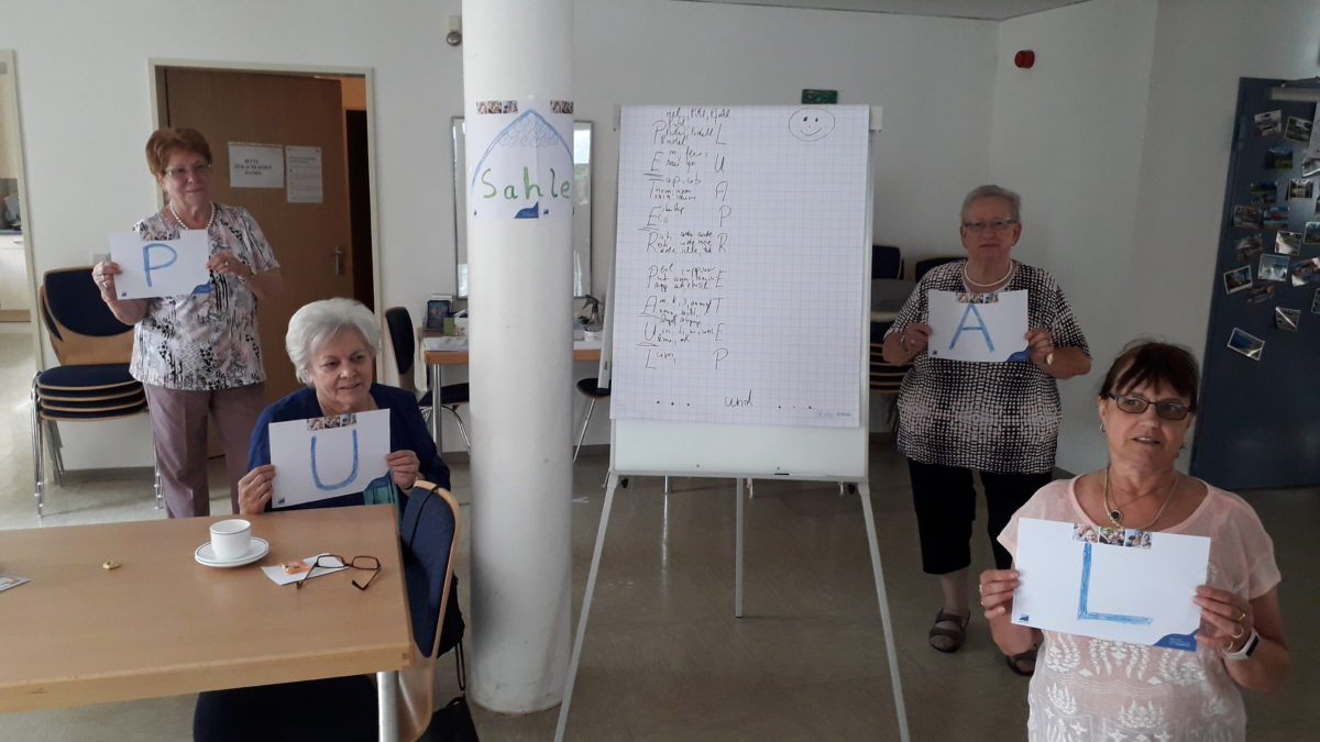 Viel Spaß hatten die Sahle Wohnen-Mieter am 29.6. beim Gedächtnistraining im Gemeinschaftsraum der Paulinum-Seniorenwohnanlage an der Kurt-Jooss-Straße 7. (Foto: Parea)